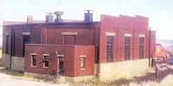 Atlas Model Railroad 709 HO Scale 3-Stall Roundhouse (15-Degree Stalls Fit #150-305, Sold Separately) — 14-3/8 x 15 x 4-5/8″35.9 x 37.5 x 11.5cm
