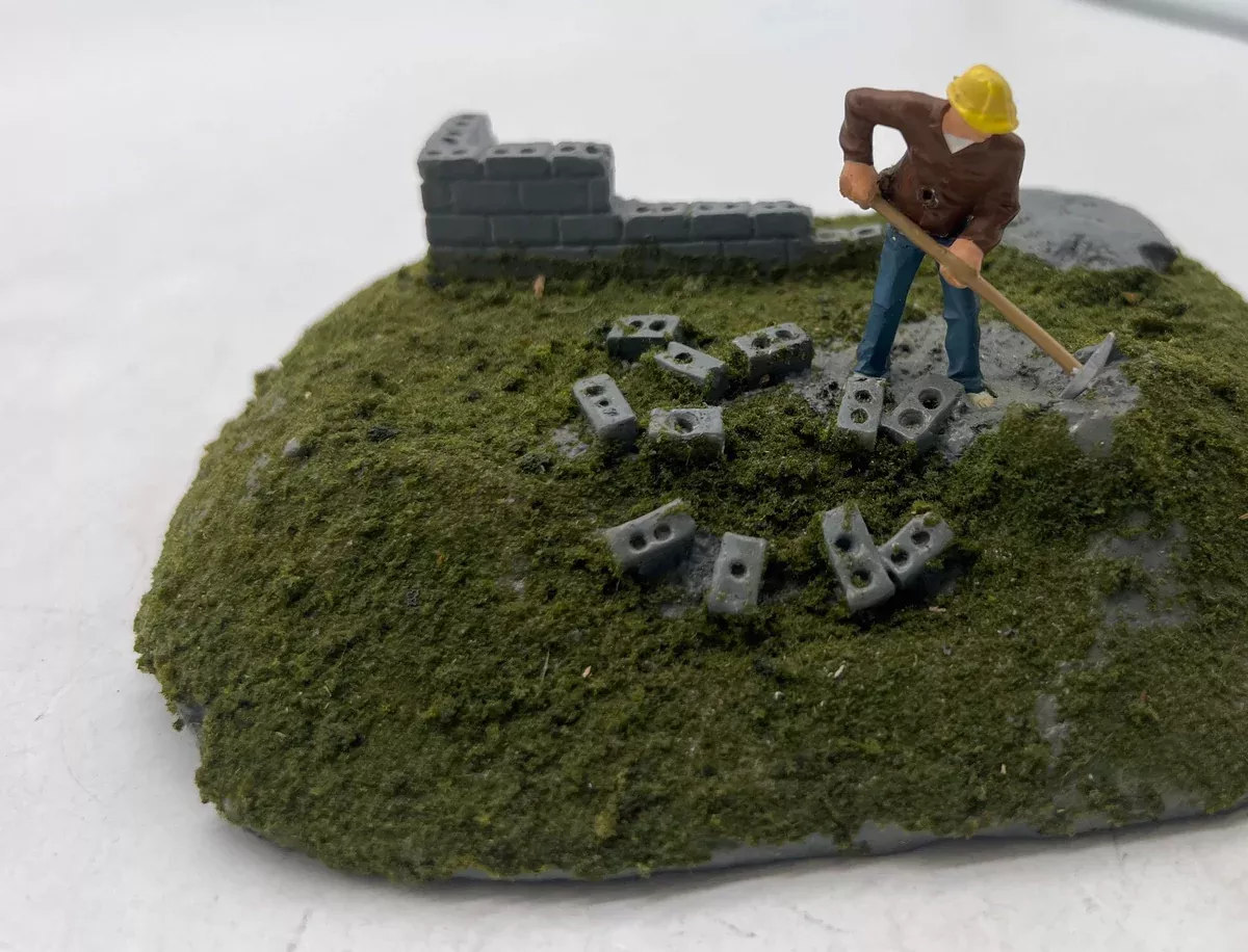 K-Line k-42415 FIGURE w/SLEDGEHAMMER, CONSTRUCTION SCENE O SCALE Used Excellent as is