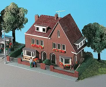 Kibri 38325 HO Scale Amselweg House — 6-3/16 x 4-3/16 x 3-5/8″15.5 x 10.5 x 9.5cm