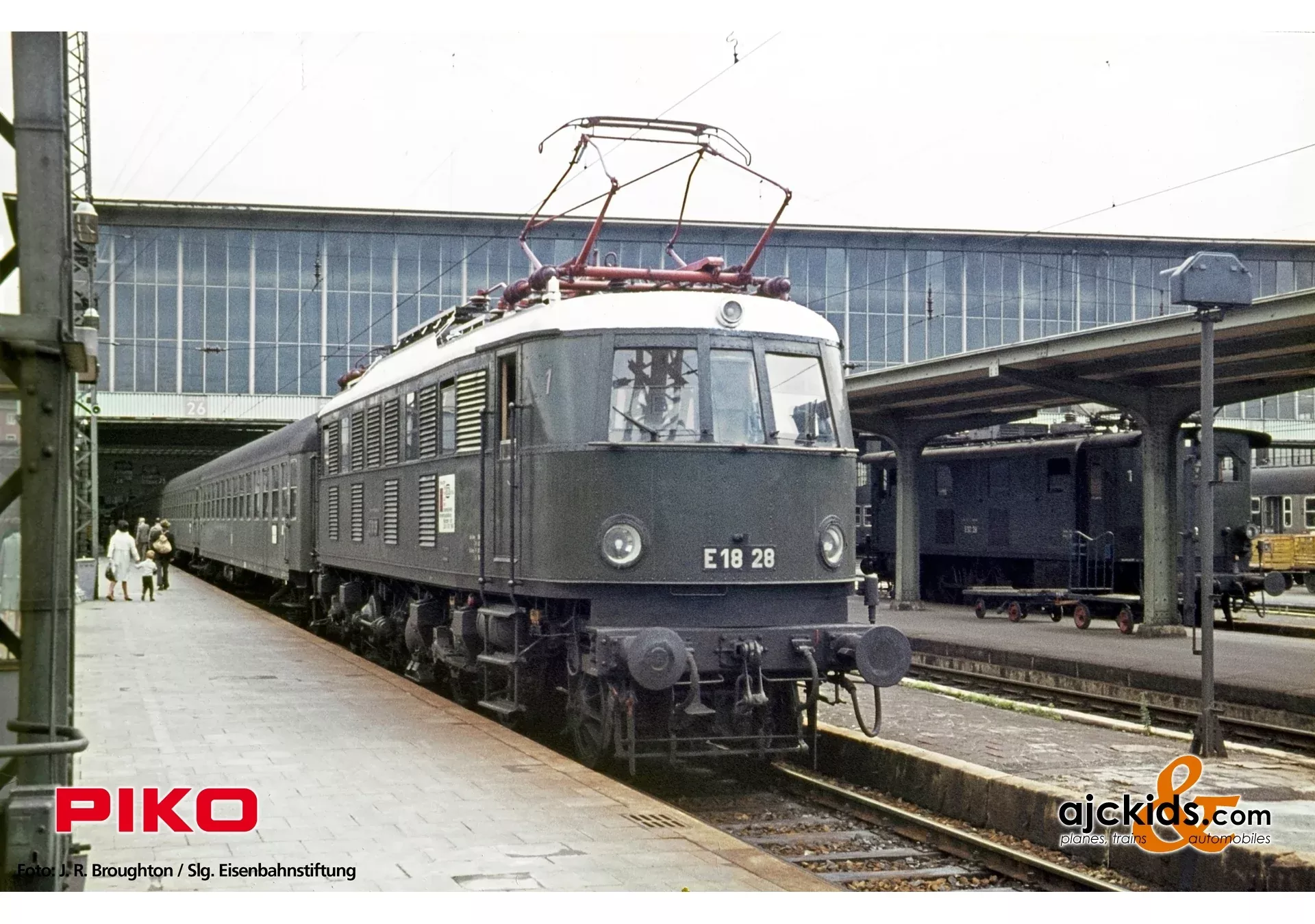 Piko 40308 – N BR E 18 Electric Locomotive DB IV